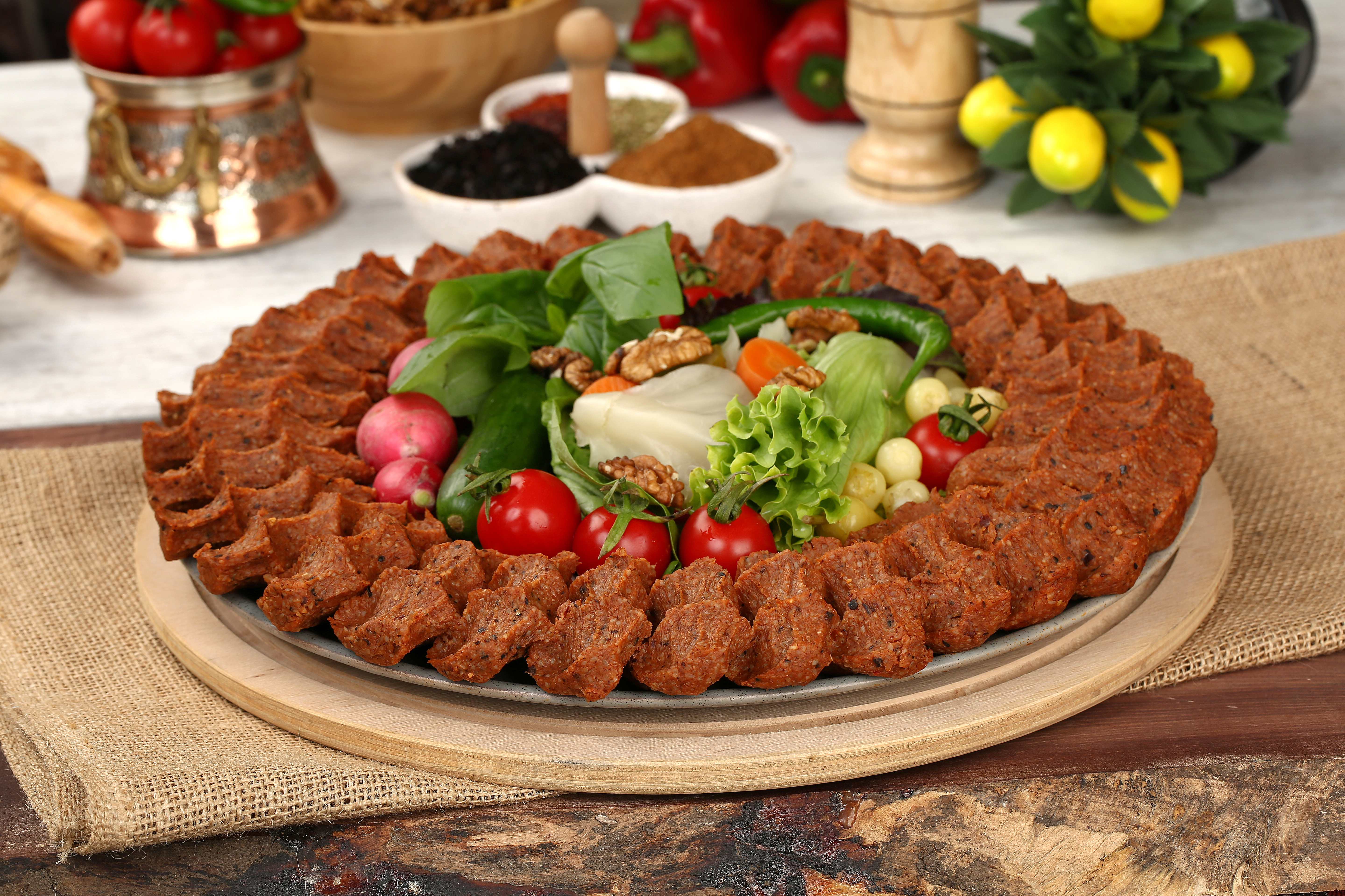 Dört-Beş Kişilik Bir Aile' ye Ne Kadar Çiğ Köfte Yeterlidir?