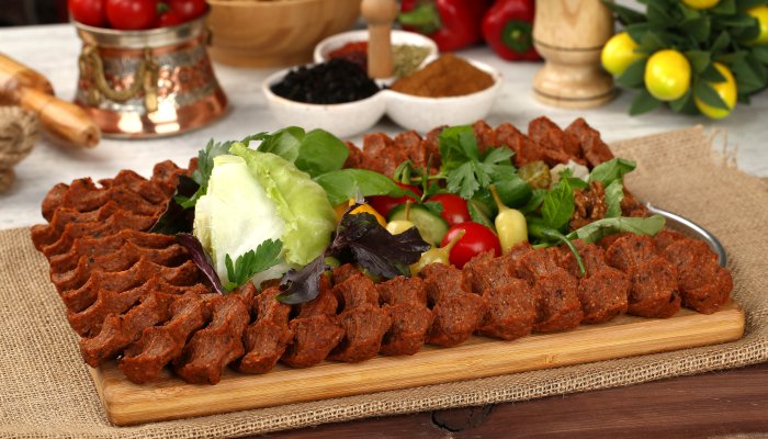 Etsiz Çiğ Köfte'nin İçine Katılan Malzemeler